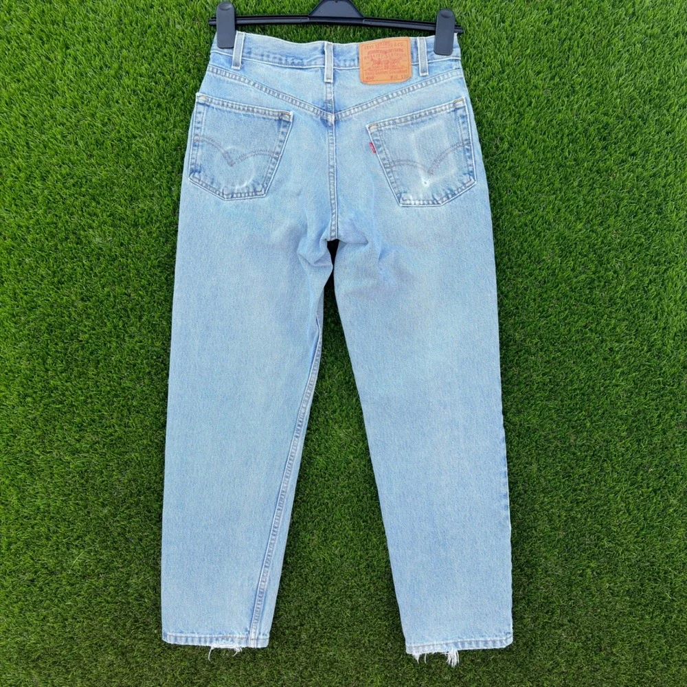 Vintage 90's Levi's 550 Mens 30x30 Relaxed Tapered Light Wash Denim Jeans Frayed